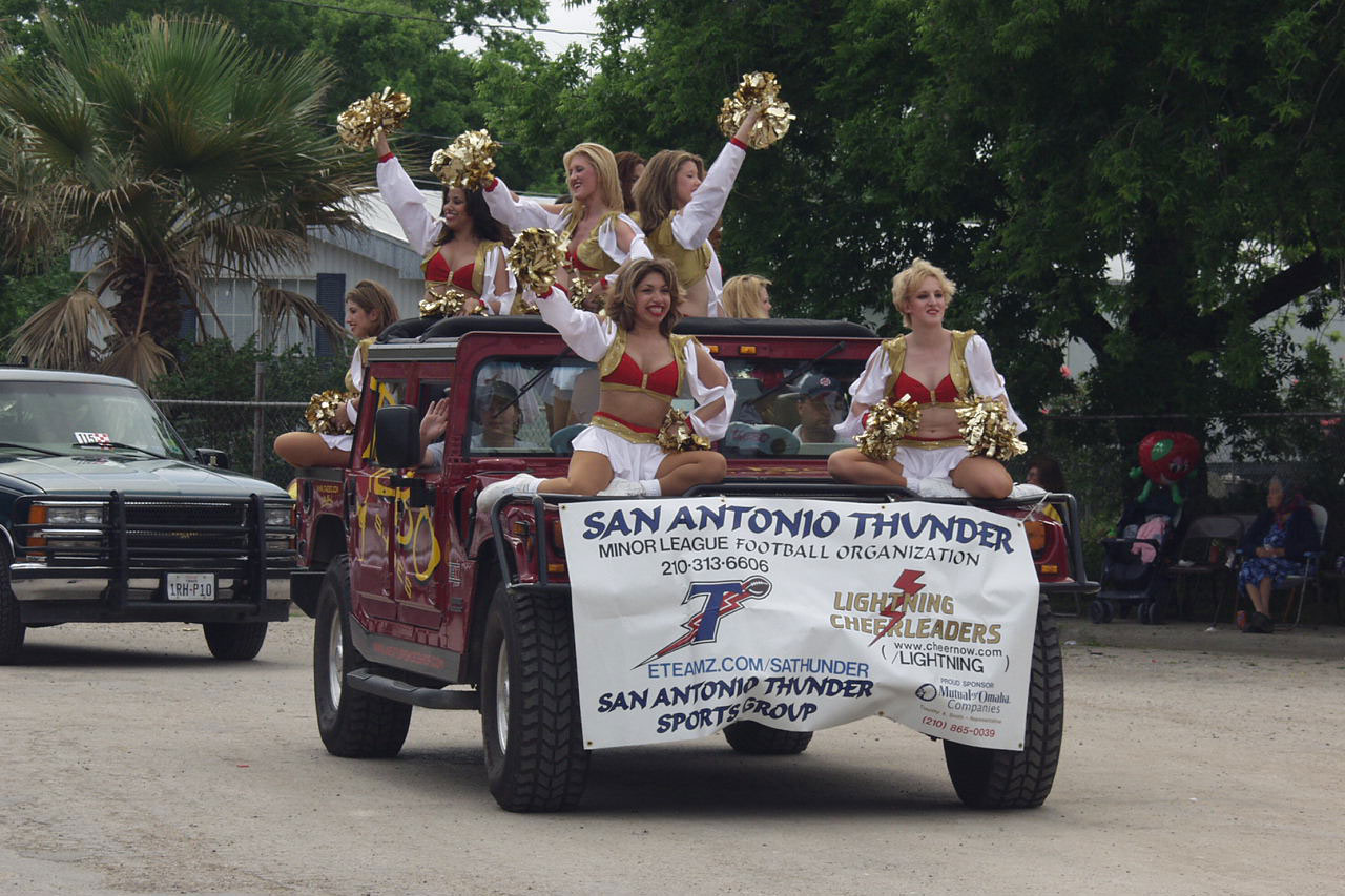 (20010407) Poteet Strawberry Festival Parade San Antonio Roses